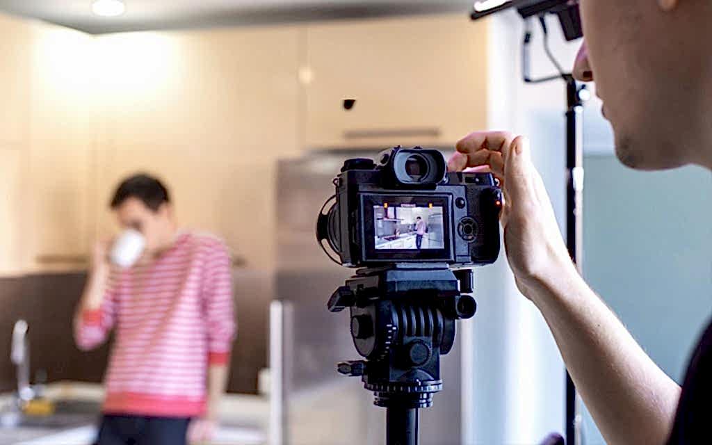 Markanızın gücünü ve özgünlüğünü yansıtan etkileyici bir reklam filmi ile izleyicilerin kalbinde yer edinin. Reklam filmi üretimi konusunda uzman ekibimiz, markanızın hikayesini en etkili şekilde anlatmak için kreatif çözümler sunuyor.